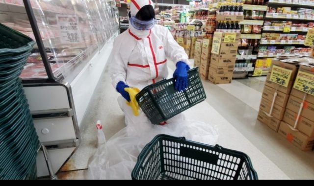 スーパーマーケット　コロナ消毒除菌作業