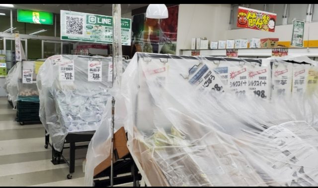 スーパーマーケット　コロナ消毒除菌作業