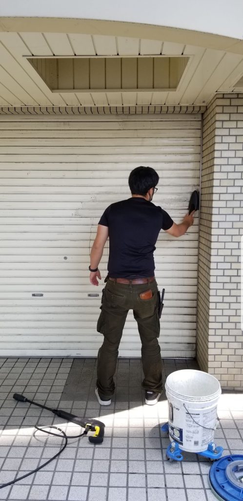 名古屋市北区　エントランスタイル及びシャッター清掃