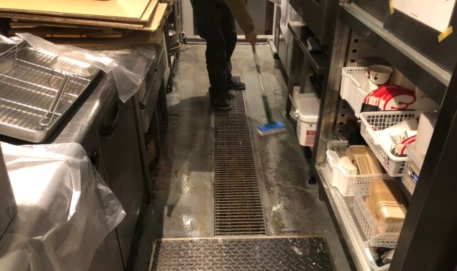 名古屋市中区　飲食店舗　厨房床清掃作業
