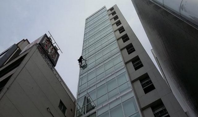 名古屋市名東区　商業ビル　高所硝子清掃　ロープ降下作業