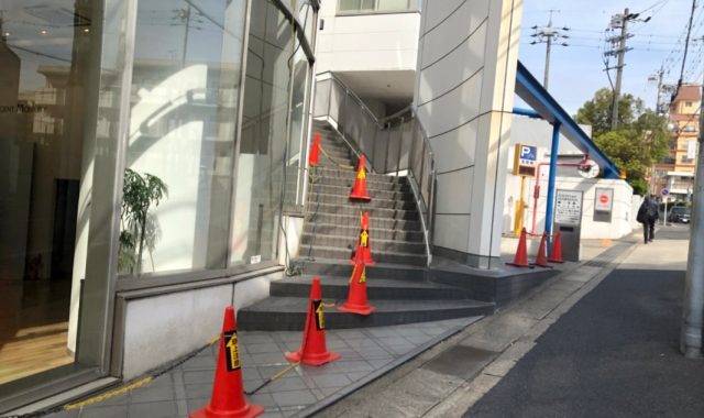 名古屋市名東区　商業ビル　高所硝子清掃　ロープ降下作業