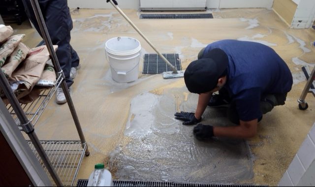 岡崎市　スーパーバックヤード内　厨房コンクリート床　油除去洗浄
