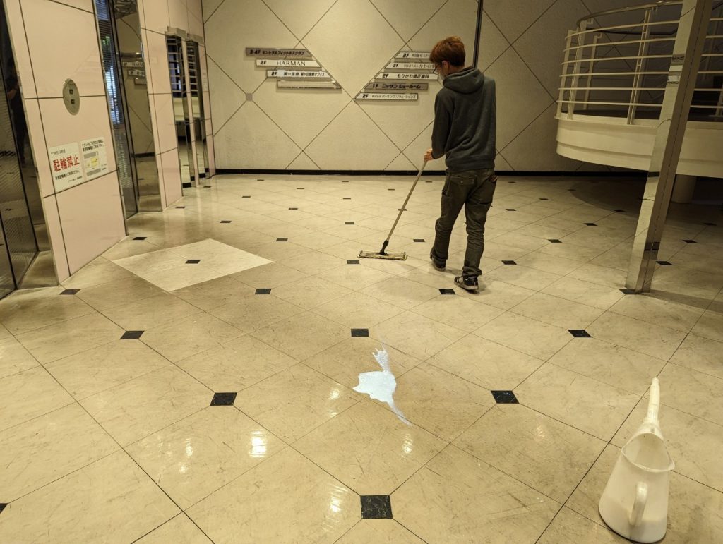 愛知県知多市　商業施設　床面定期清掃作業(ワックス仕上げ)