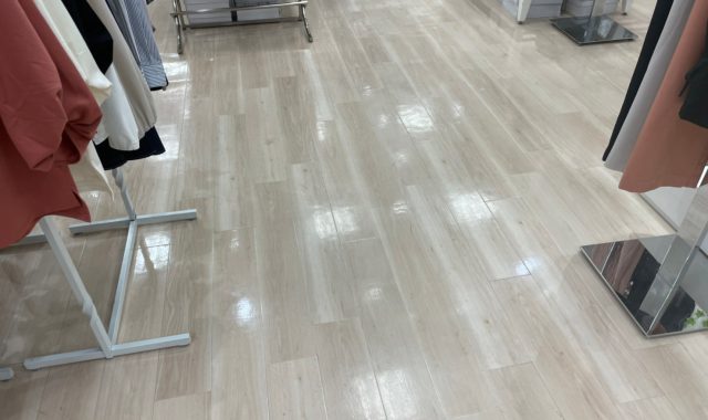 愛知県名古屋市緑区　商業施設内　テナント床面定期清掃作業