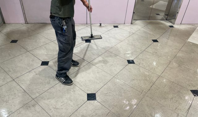 愛知県名古屋市千種区　商業施設　共有部　床面定期清掃作業