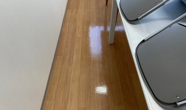 静岡県静岡市　老人保険施設　床面表面洗浄専用ワックス塗布仕上げ