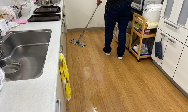 静岡県静岡市　老人保険施設　床面表面洗浄専用ワックス塗布仕上げ