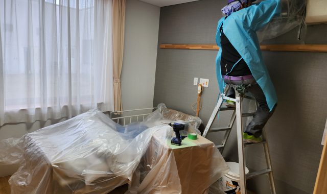 愛知県小牧市　老人ホーム　家庭用壁掛けエアコン内部分解洗浄工事